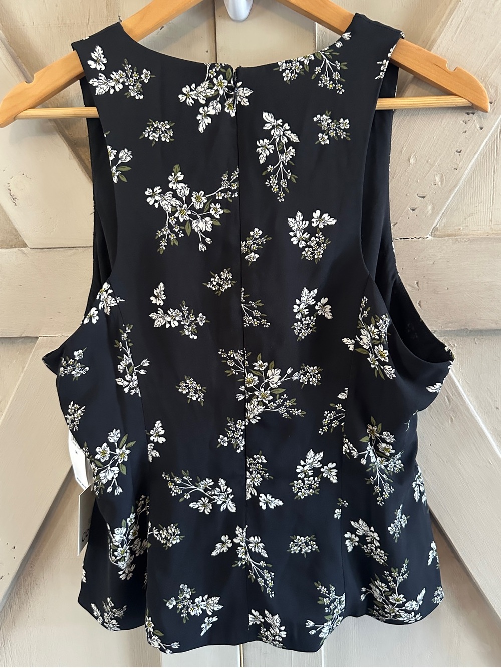 CeCe Black Floral Ruched Sleeveless Blouse Top Medium NWT V-Neck - Picture 6 of 9